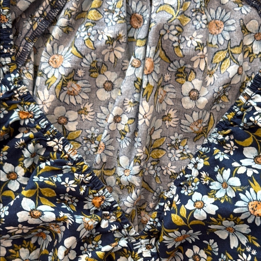 Old Navy Floral Smocked Women's Top sz xs - Picture 3 of 6
